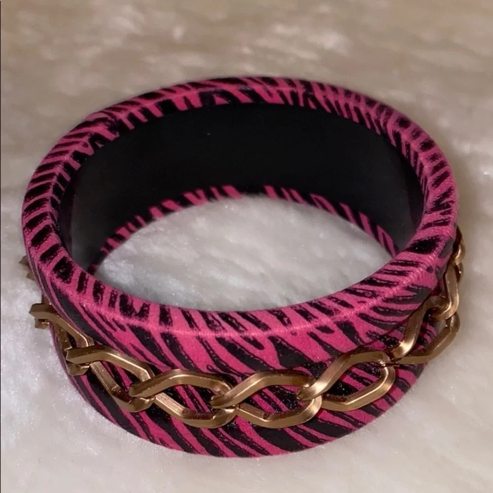 Gold tone pink black printed chunky  bracelet